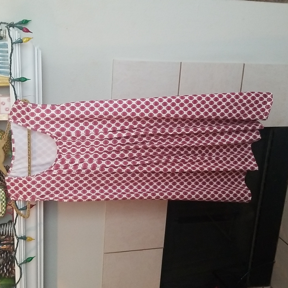 Simple sleeveless polka dot front pleated dress.